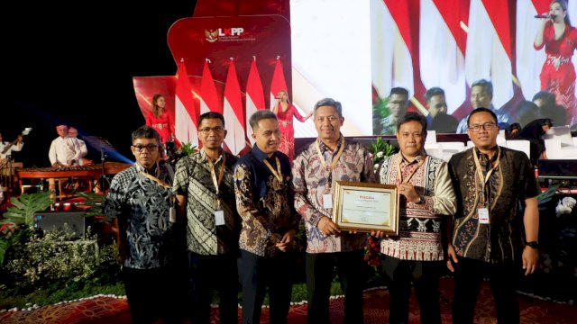 Pj Sekda mewakili Pj Gubernur Sulawesi Selatan menerima penghargaan pada sesi Anugrah Pengadaan 2023 dalam kategori Pemerintah Provinsi dengan Persentase Nilai Transaksi PDN (Produk Dalam Negeri). Foto: dok humas