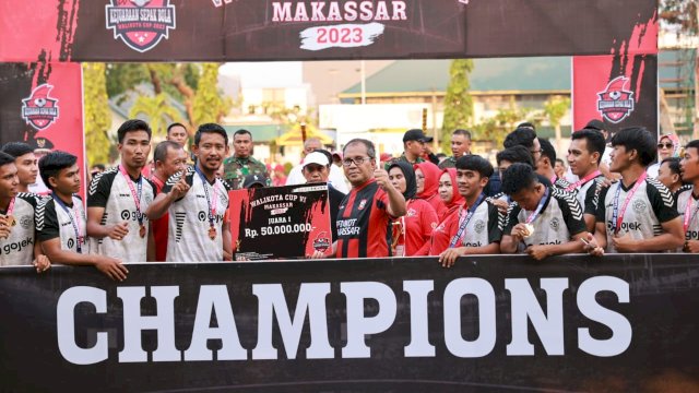 Wali Kota Makassar, Danny Poanto hadir menyerahkan hadiah kepada para juara di ajang Wali Kota Cup. Foto: dok