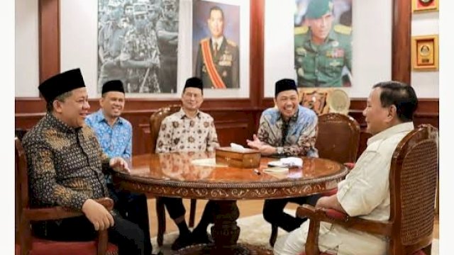 Prabowo Subianto duduk bersama Fahri Hamzah, dan sejumlah tokoh politik Partai Gelora. Foto: ist