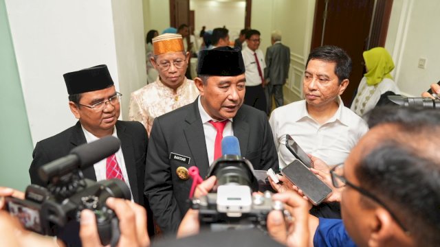 Penjabat Gubernur Sulsel, Bahtiar Baharuddin usai menghadiri Dies Natalis UINAM. Foto: dok
