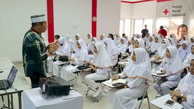 Ketua PMI Makassar, Syams Rizal MI menyambut mahasiswa Poltekkes Kemenkes di Kantor PMI Makassar. Foto: dok
