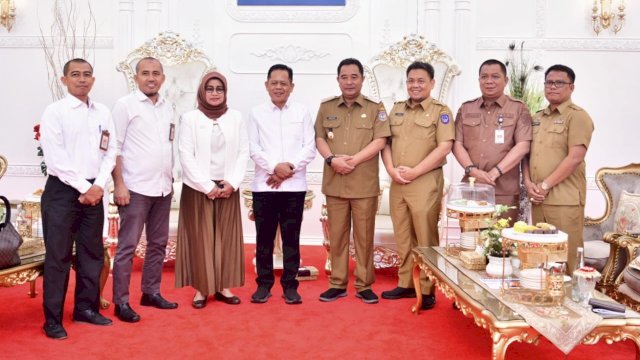 Penjabat Gubernur Sulsel Bahtiar Baharuddin menerima audiensi dari Rektor Institut Agama Islam Negeri (IAIN) Bone. Foto: dok