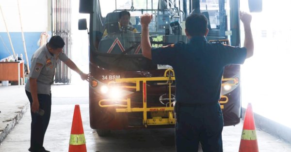 Pastikan Laik Jalan, Dishub Makassar Lakukan Uji Emisi Kendaraan di Terminal Daya