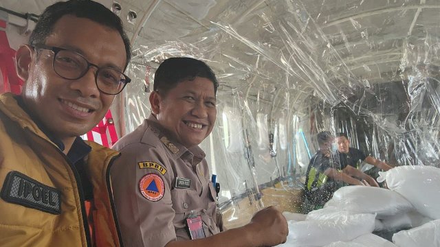Pemprov Sulsel melakukan rekayasa cuaca dengan menyemai NaCi untuk mendatangkan hujan. Foto: dok