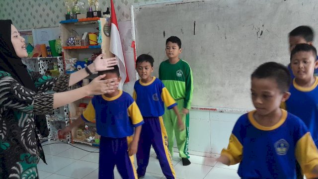 Salah satu kegiatan dari AMSD Mahasiswa UNM di SD Negeri Borong. Foto: dok