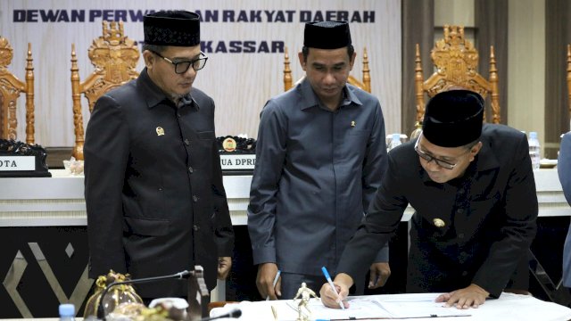 Ketua DPRD Makassar Rudianto Lallo dan Wali Kota Makassar Danny Pomanto Sahkan KUA-PPAS APBD 2024. Foto: dok