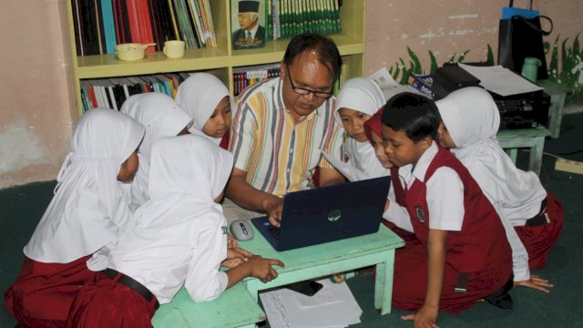 Rusdin Tompo dan bersama beberapa siswa SDN Negeri Borong. Foto: dok