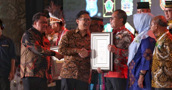 Danny Terima Penghargaan Makassar Kota Sehat Dari Menkes