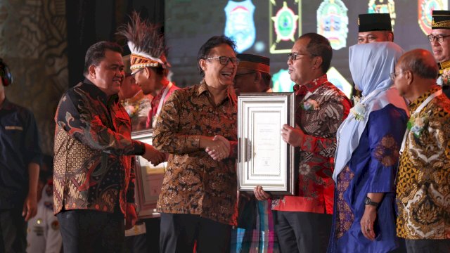 Danny Terima Penghargaan Makassar Kota Sehat Dari Menkes