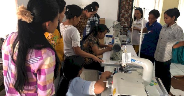 Dukung UMKM, Dekranasda Sulsel Support Peralatan Industri Anyaman di Tator