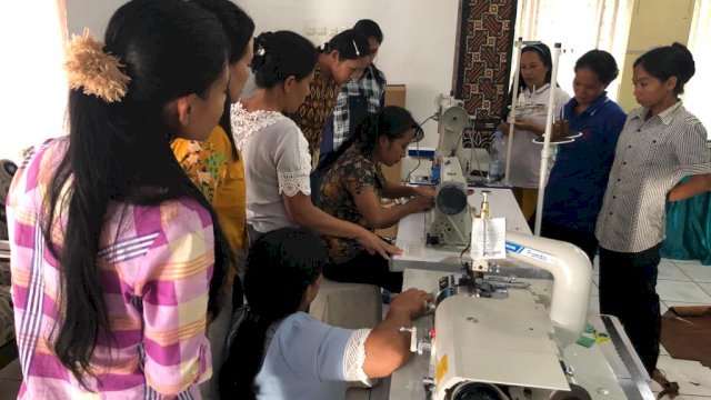 Bantuan Dekranasda Sulsel berupa peralatan industir anyaman di Tator. Foto: dok