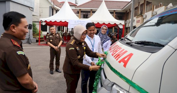 Pelindo Regional 4 Bantuan Satu Unit Mobil Ambulans untuk Klinik Kejati Sulsel