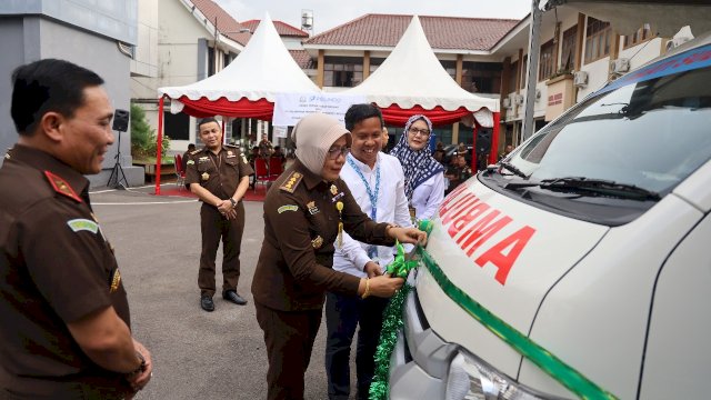 Division Head Pelayanan SDM dan Umum Pelindo Regional 4, menyerahkan bantuan 1 unit mobil ambulance ke klinik kesehatan Kejati Sulsel. Foto: dok