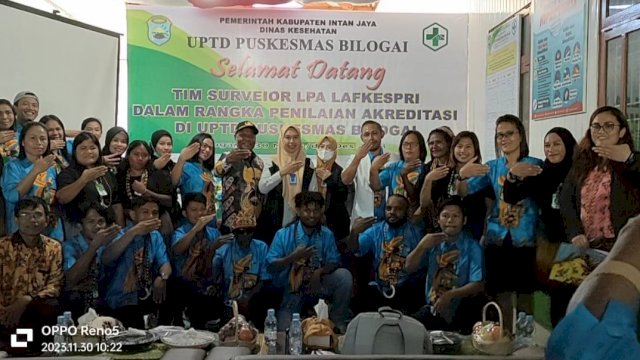 Lembaga Akreditasi Fasilitas Kesehatan Primer (LAFKESPRI) Kemenkes RI melakukan penilaian akreditasi di Puskesmas Bilogai Kabupaten Intan Jaya, Kamis (30/11/2023). Foto: dok