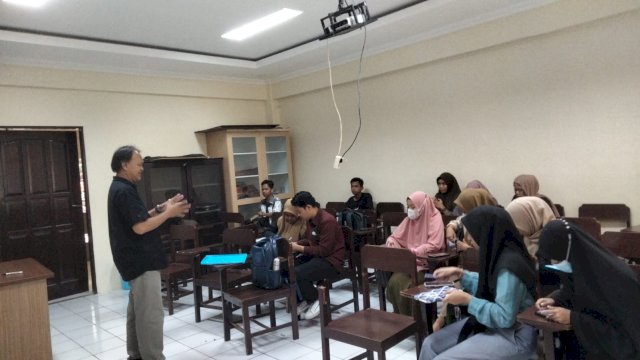 Memaknai Puisi dari Kacamata Rusdin Tompo: Kritis, Kepedulian dan Keberpihakan