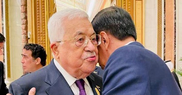 Momen Jokowi Merangkul Mahmoud Abbas, Sampaikan Duka Mendalam untuk Palestina
