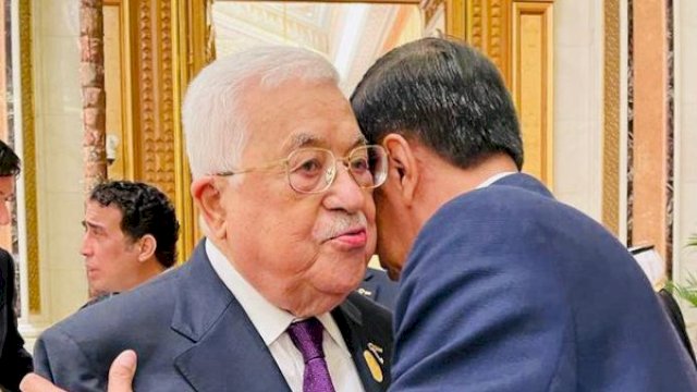 Presiden RI Joko Widodo (Jokowi) dan Presiden Palestina Mahmoud Abbas dalam forum KTT Luar Biasa OKI di Riyadh, Arab Saudi, Sabtu (11/11/2023). Foto: Biro Pers Sekretariat Presiden