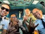 Kompak Salam Tiga Jari, Mahfud MD Posting Foto Bareng Pilot Garuda