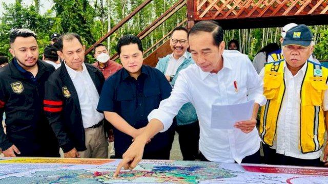 Presiden Jokowi saat menunjukkan peluang investasi di IKN. Foto: isr