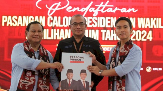Prabowo-Gibran saat menyerahkan berkas pendaftaran sebagai pasangan capres cawapres dalam Pilpres 2024 ke KPU. Foto: ist