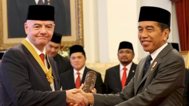 Presiden FIFA Gianni Infantino menerima anugerah Bintang Jasa dari Presiden Jokowi. Foto: ist