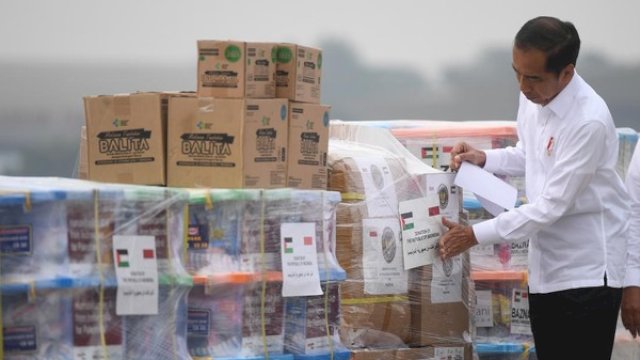 Presiden Jokowi melepas bantuan tahap awal ke Palestina, Gaza. Foto: dok detik