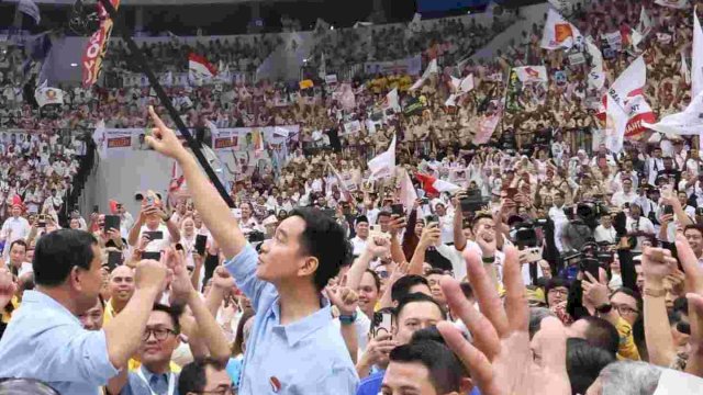 Capres dan Cawapres Koalisi Indonesia Maju, Prabowo Subianto - Gibran Rakabuming Raka saat menyapa pendukung sebelum mendaftar di KPU. Foto:instagram@semuaprabowo