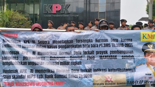 KMI mendesak agar KPK segera menahan dan menetapkan tersangka kepada mantan Gubernur Sumatera Selatan (HD). Foto: dok