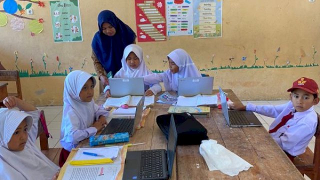 Ilustrasi: Guru mengajar dengan implementasi kurikulum Merdeka Belajar di SDN 187 Maccini Sinjai Borong,Kabupaten Sinjai, Sulawesi Selatan (Foto:dok_harian.news)