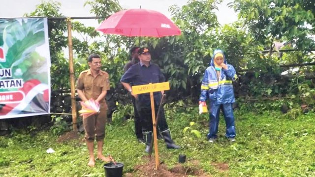 Pj Gubernur Sulsel, Bahtiar Baharuddin saat melakukan penanaman seribu pohon sukun di Desa Bontomasunggu Bone. ||Foto:Ist 