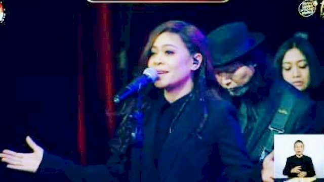 Band Coklat tampil dalam segmen pembuka Debat Cawapres dengan Jingle 'Memilih untuk Indonesia'. ||Foto:tangkap layar YouTube KPU RI 