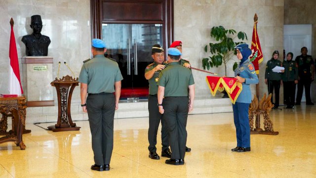 Panglima TNI memimpin acara Sertijab Danpaspampres dari Mayjen TNI Rafael Granada Baay kepada Mayjen TNI Achiruddin. ||Foto:X@Puspen_TNI