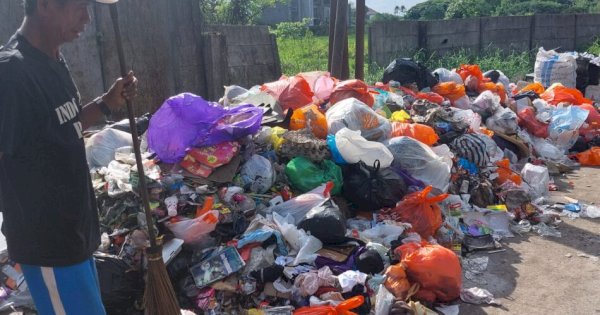 Sampah Menumpuk Timbulkan Bau Busuk di Jl Tun Abdul Razak Gowa