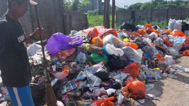 Sampah menumpuk pinggir Jl Tun Abdul Razak Gowa, Senin (25/12/2023). Foto diambil pukul 15.30 Wita. 
