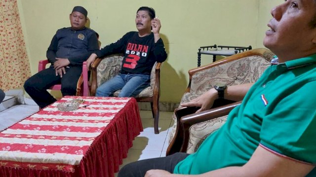 Caleg DPR RI, Syamsu Rizal MI (Deng Ical) di kediaman "Pak Kumis" di BTN Ranggong, Senin (25/12) malam. 