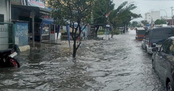 Hujan Turun Jalan Letda Sujono Digenangi Air
