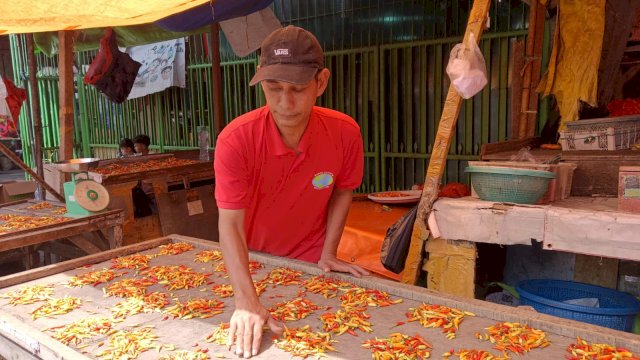 Pedagang cabai di Pasar Terong Wajo Baru, Mochtar. Foto: harian.news/Sinta