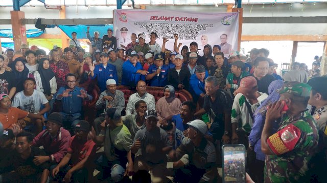 Danny Pomanto di tengah-tengah pedagang di TPI Paotere. Foto: harian.news/sinta