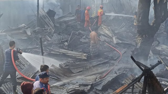 Salah satu operasi pemadaman kebakaran oleh Damkar Makassar. Foto: dok
