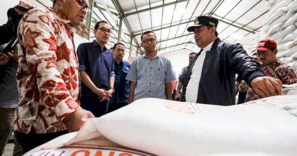 Jelang Nataru, Danny dan PJ Gubernur Bahtiar Cek Kesediaan Gula dan Minyak di Gudang