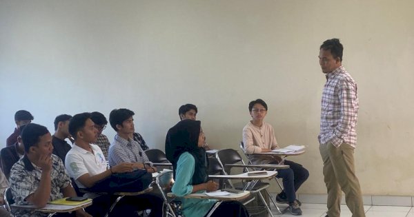 Jadi Dosen Tamu, Jurnalis CNN TV Berbagi Pengamalan ke Mahasiswa KPI UINAM