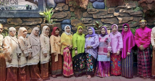 Staf Kecamatan Bontoala Kompak Pakai Baju Adat dalam Rangka HUT Kota Makassar ke 416