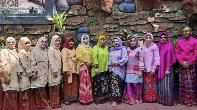 Staf Kecamatan Bontoala Kompak Pakai Baju Adat dalam Rangka HUT Kota Makassar ke 416