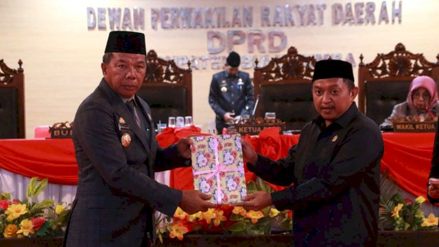 Bupati Bulukumba Muchtar Ali Yusuf bersama Ketua DPRD Rijal usai penandatanganan Ranperda APBD 2024. Foto:humaskab