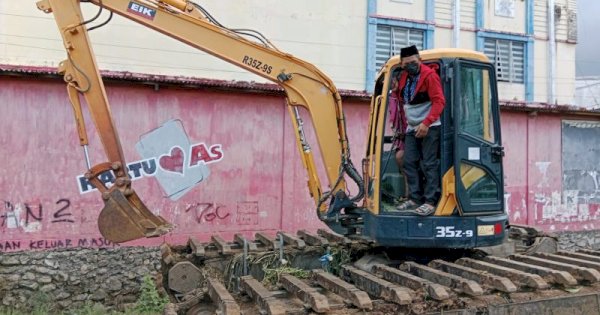Pemerintah Siapkan Excavator Amfibi Terdampak Banjir di Biringkanaya, Warga Ucapkan Terima Kasih