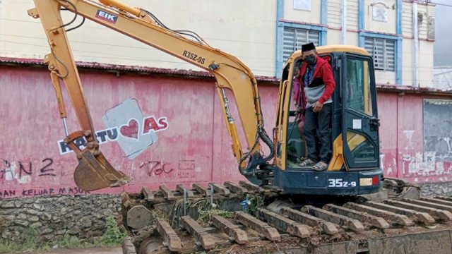 Pemerintah Siapkan Excavator Amfibi Terdampak Banjir di Biringkanaya, Warga Ucapkan Terima Kasih