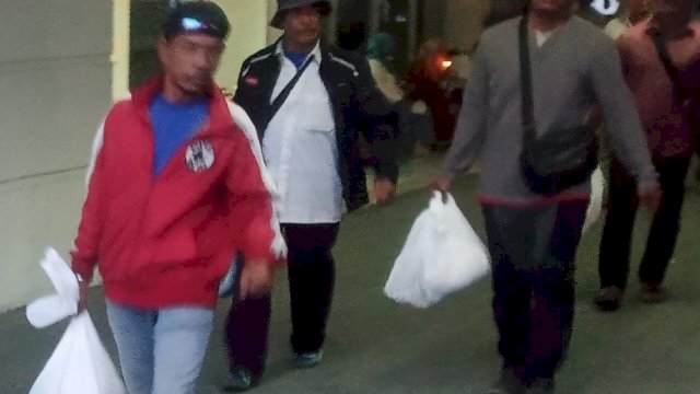 Pemprovsu bagikan bantuan sembako jelang Nataru kepada petugas kebersihan, ojol, cleaning service, satpam dan pengemudi becak bermotor. (Foto:Ist) 