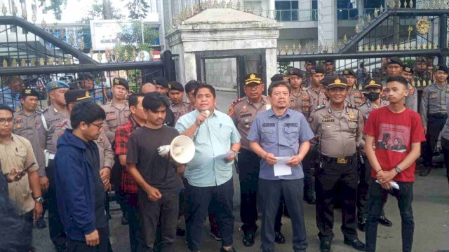 Aksi unjuk rasa Massa AMP-SUM di DPRD Sumatera Utara||Foto:Ist 