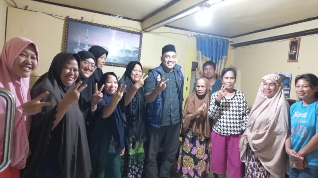 Dr. Mahmud saat bersama warga di Kelurahan Batua Kecamatan Manggala. ||Foto:Ist 