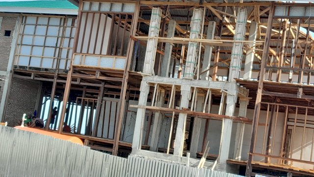 Proyek Pusat Kesehatan Masyarakat (PKM) di Kecamatan Pulau IX Sinjai yang tidak selesai tepat waktu. ||Foto:Irman Bagoseng